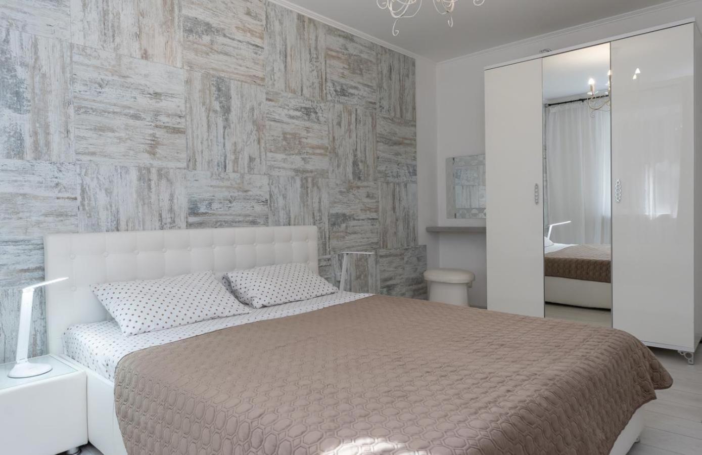 Flat 24 On Lesi Ukrainki 12 With 1 Bedroom Kyjev Exteriér fotografie